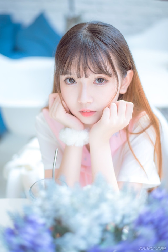 “原来如此，难怪敢硬撼我弩阵，只是不知那滕盾能支撑多久？”魏延闻言点点头，令旗挥动，继续保持着箭簇的射击，同时开始前移，三排人马不断调动着方位，前排的射手将箭匣射空之后，迅速后退，后排射手紧跟着继续射击，形成连绵不断的箭簇压制，而严颜也开始缩小阵型，向这边开来。